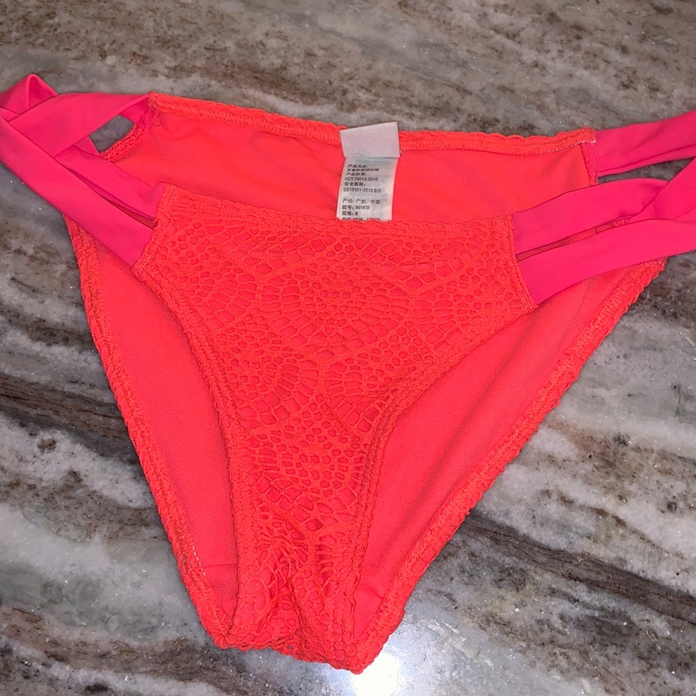 Criss cross side bottoms